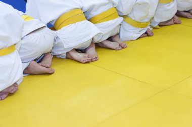Kimono tatami dövüş sanatları eğitimi seminer üzerinde oturan çocuklarda grup