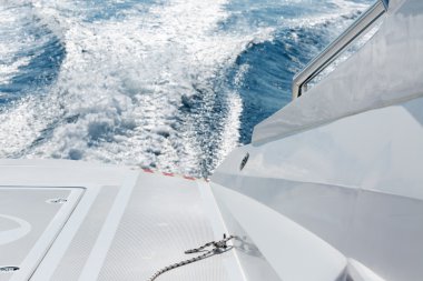 Denizde giden bir tekne.