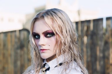 Güzel sarışın kız moda Gotik tarzı portresi