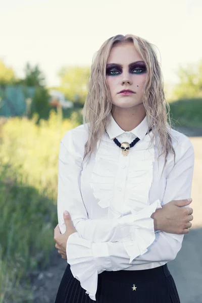 Um retrato de estilo gótico de moda de uma linda garota loira — Fotografia de Stock