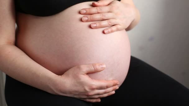 En gravid kvinna anläggning mage — Stockvideo