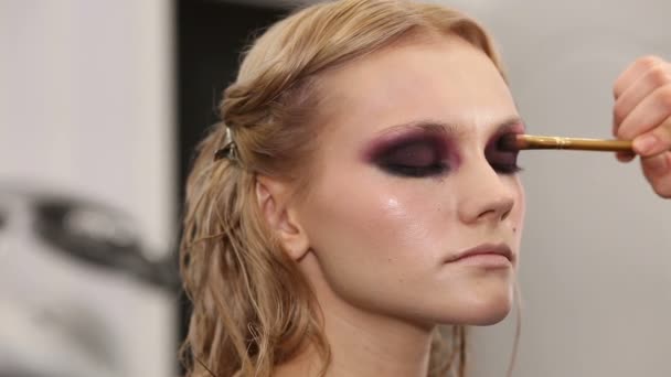 Professional makijaż artysta wprowadzenie kosmetyki na twarz modelu — Wideo stockowe