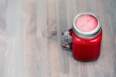 Ahşap arka plan üzerinde bir mason kavanoza karpuz güler yüzlü