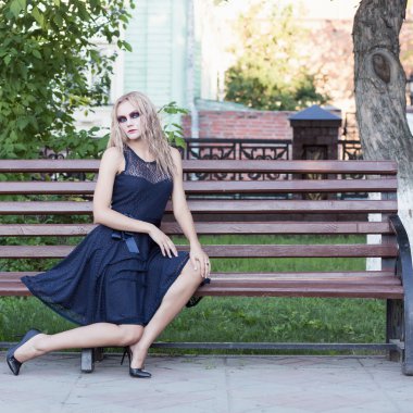 Güzel sarışın kız moda Gotik tarzı portresi