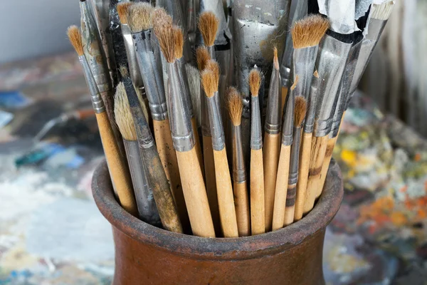 Bir sanatçı fırçalar Studio toz kaplı — Stok fotoğraf