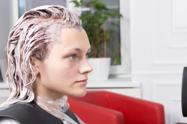 Een blonde vrouw client kleuren haar in kapsalon — Stockfoto