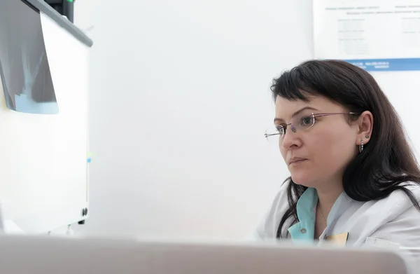 Γυναίκα γιατρό εξέταση μια ακτινογραφία — Φωτογραφία Αρχείου