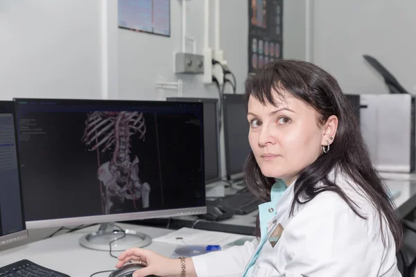 Женщина-врач изучает результаты компьютерной томографии — стоковое фото