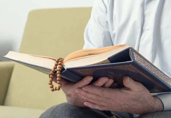 Un anciano leyendo el Corán — Foto de Stock