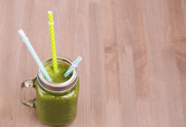Thre tüpler bir mason kavanoza yeşil smoothie