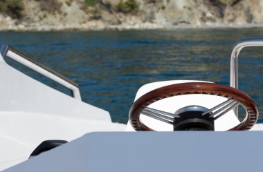 yelkenli tekne dümen istasyonu