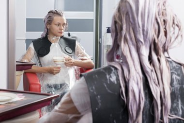 Sarışın bir kadın müşteri Kuaför Salonu saç boyama