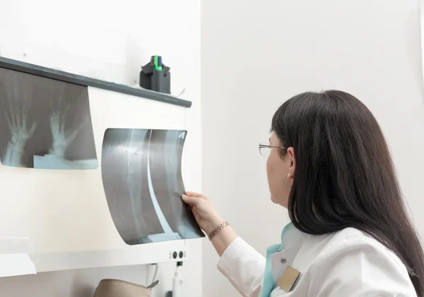 Doctora examinando una radiografía —  Fotos de Stock