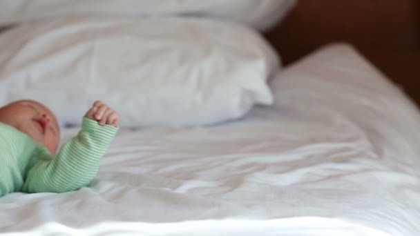 Pasgeboren baby liggend op een bed — Stockvideo