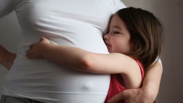 Niña con su madre embarazada — Vídeos de Stock