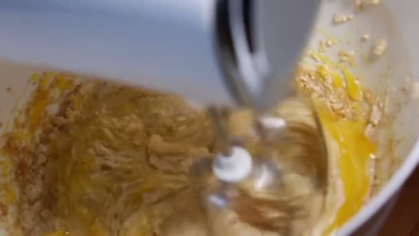 Mescolare la pasta in una ciotola con il mixer — Video Stock