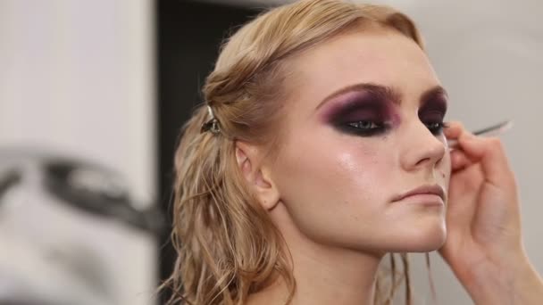 Profesionální make-up umělec uvedení kosmetiky na tvář modelu — Stock video