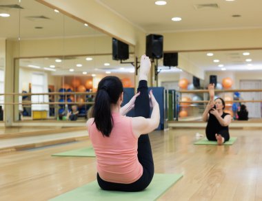 Spor salonunda Pilates yapıyor kadın