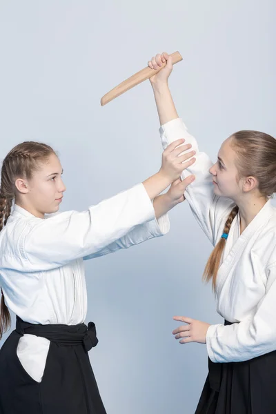 Dos chicas en entrenamiento de Aikido con una práctica de cuchillo —  Fotos de Stock