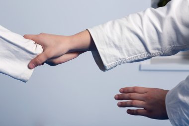 Eller iki kız Aikido pratik