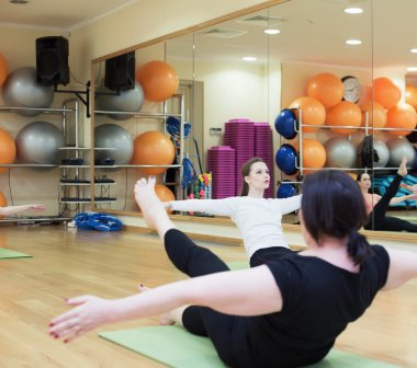 Spor salonunda Pilates yapıyor kadın
