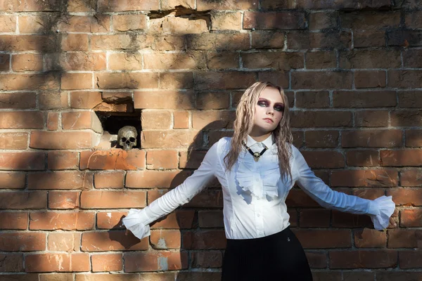 Um retrato de estilo gótico de moda de uma linda garota loira — Fotografia de Stock