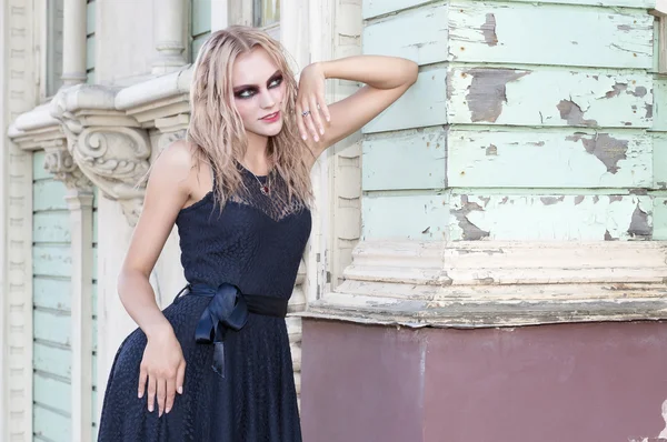 Módní gothic styl portrét krásnou blondýnku — Stock fotografie