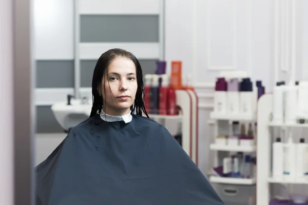 Schöne junge Frau mit einem Haarschnitt im Studio — Stockfoto