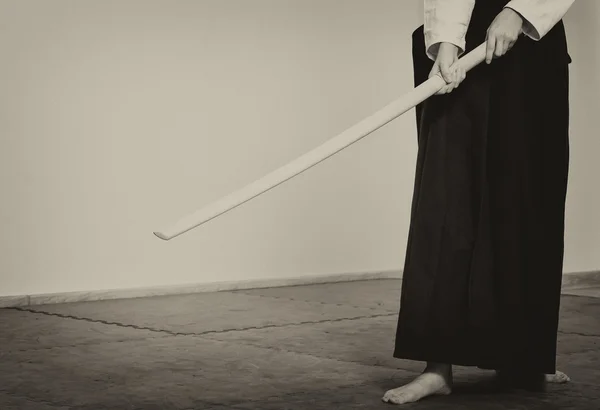 A girl in black hakama standing in fighting pose with wooden sword — Stock Photo, Image
