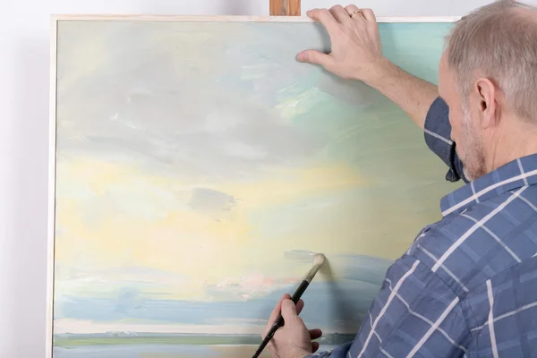 An artist painting in studio — Stock Photo, Image