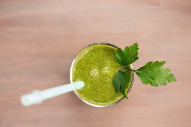 Bir bardak maydanoz ile yeşil smoothie