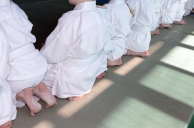 Kimono tatami dövüş sanatları eğitimi seminer üzerinde oturan çocuklarda grup