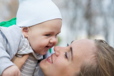 Sevimli küçük oğlu sarılma anne
