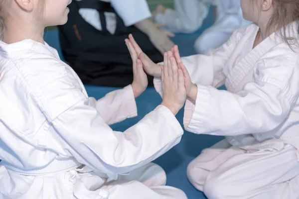 Group of children in kimono sitting on tatami on martial arts training seminar — Stock Photo, Image