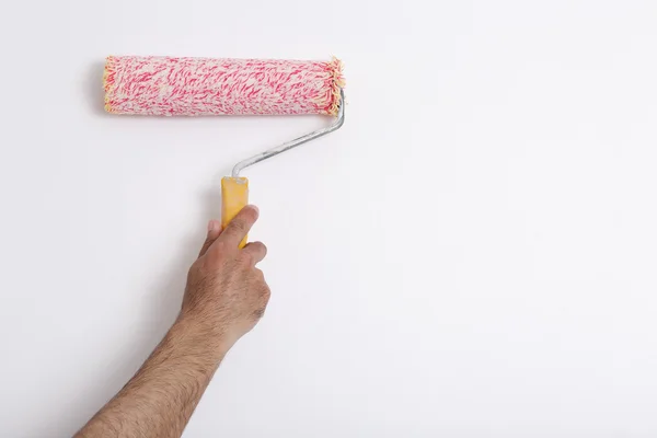 Bir duvar boya silindiri ile boyama ressam kolu yakın çekim — Stok fotoğraf