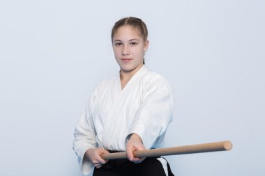 Bir kız siyah hakama ayakta poz ahşap jo ile mücadelede