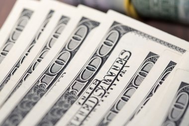 Yüz ABD dolar faturaları bir tabloda yığını