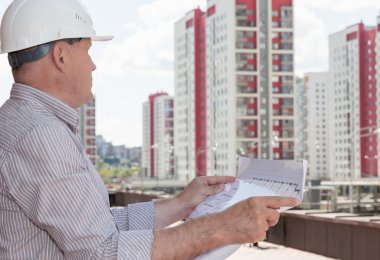 Planları inceleyerek bir mühendis