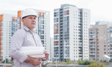 Mühendis inşaat planları ile