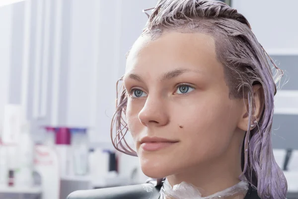 Eine blonde Kundin färbt Haare im Friseursalon — Stockfoto