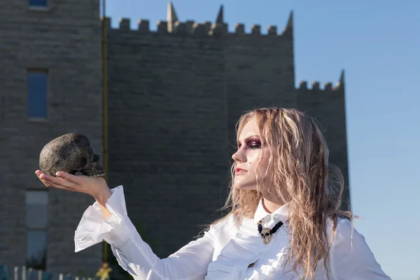 Um retrato de estilo gótico de moda de uma linda garota loira — Fotografia de Stock