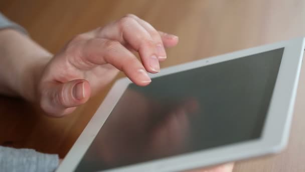 Vrouwtjes hand aanraken van de oppervlakte touchscreen tablet pc — Stockvideo