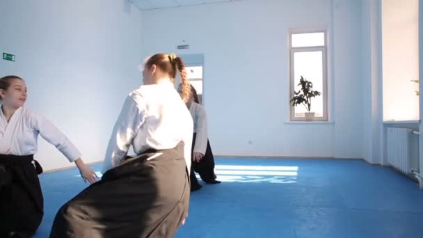 Drie meisjes in zwarte hakama praktijk Aikido — Stockvideo