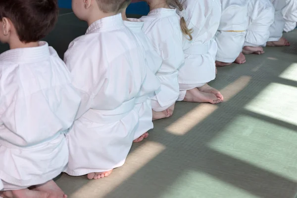 研修総合格闘技に畳の上に座って着物姿の子供たちのグループ — ストック写真