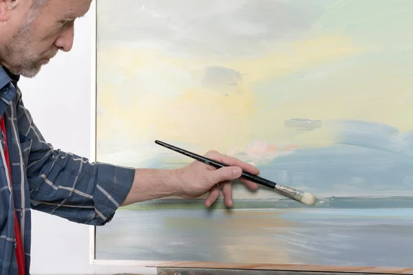 An artist painting in studio — Stock Photo, Image