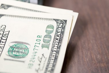 Yüz ABD Doları faturaları yığını