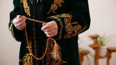 Ulusal elbise ile elinde tespih dua eski bir Molla