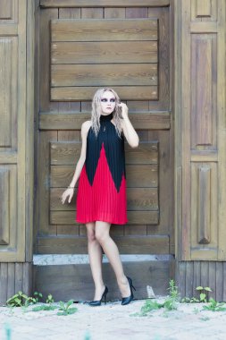 Güzel sarışın kız moda Gotik tarzı portresi