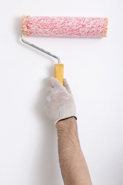 Bir duvar boya silindiri ile boyama ressam kolu yakın çekim