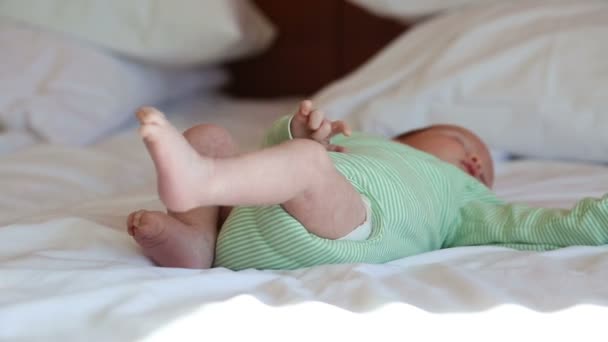 Neugeborenes Baby liegt auf einem Bett — Stockvideo